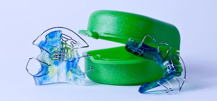 aparat ortodontyczny z zielonym opakowaniem