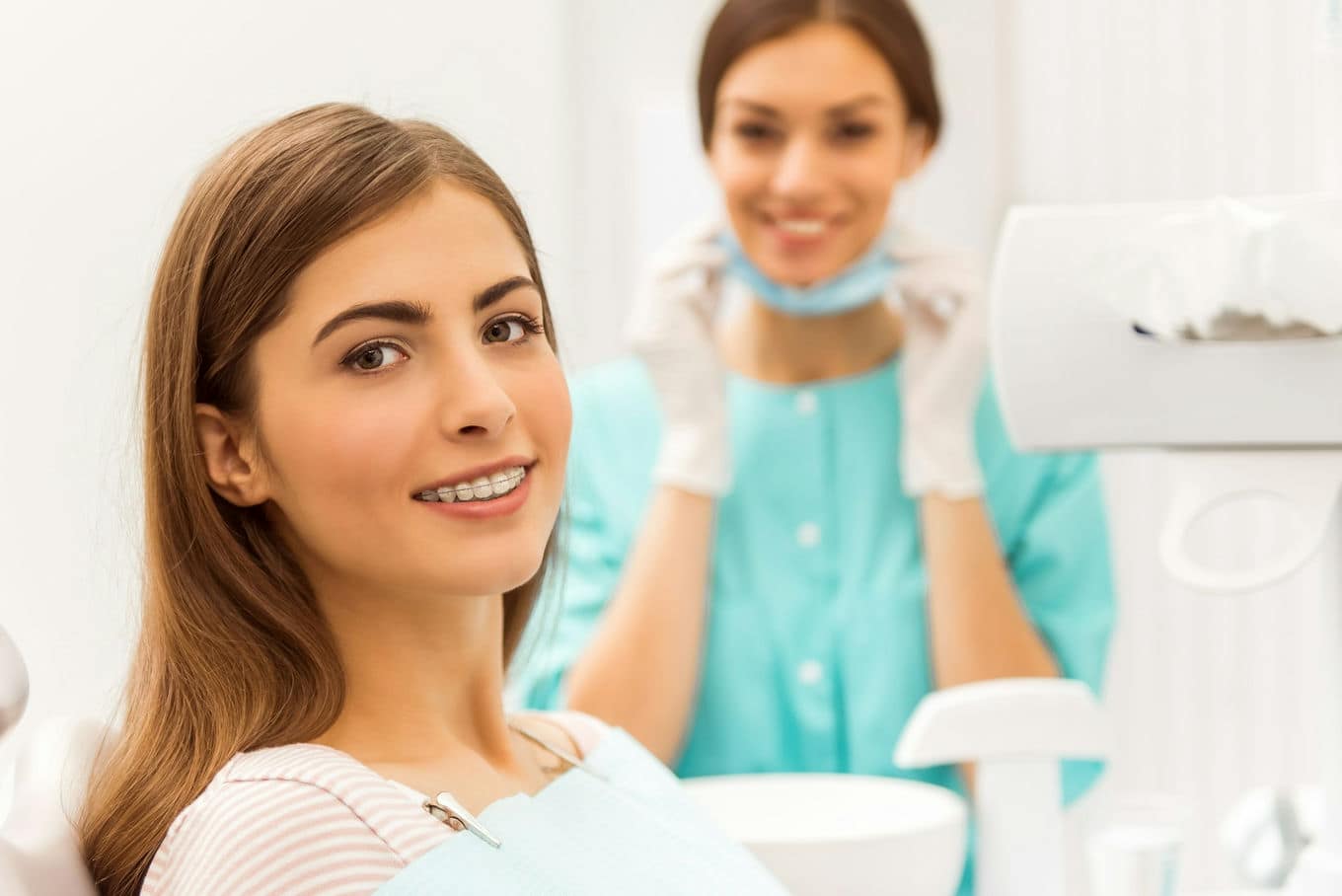 kobieta z aparatem ortodontycznym u dentysty