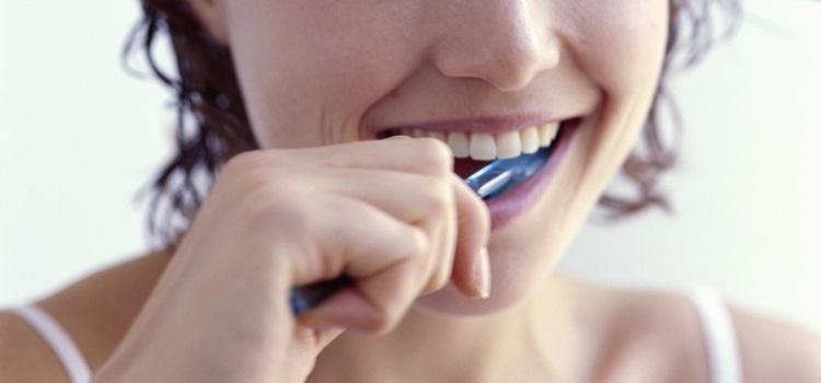 mycie zębów niebieska szczoteczką