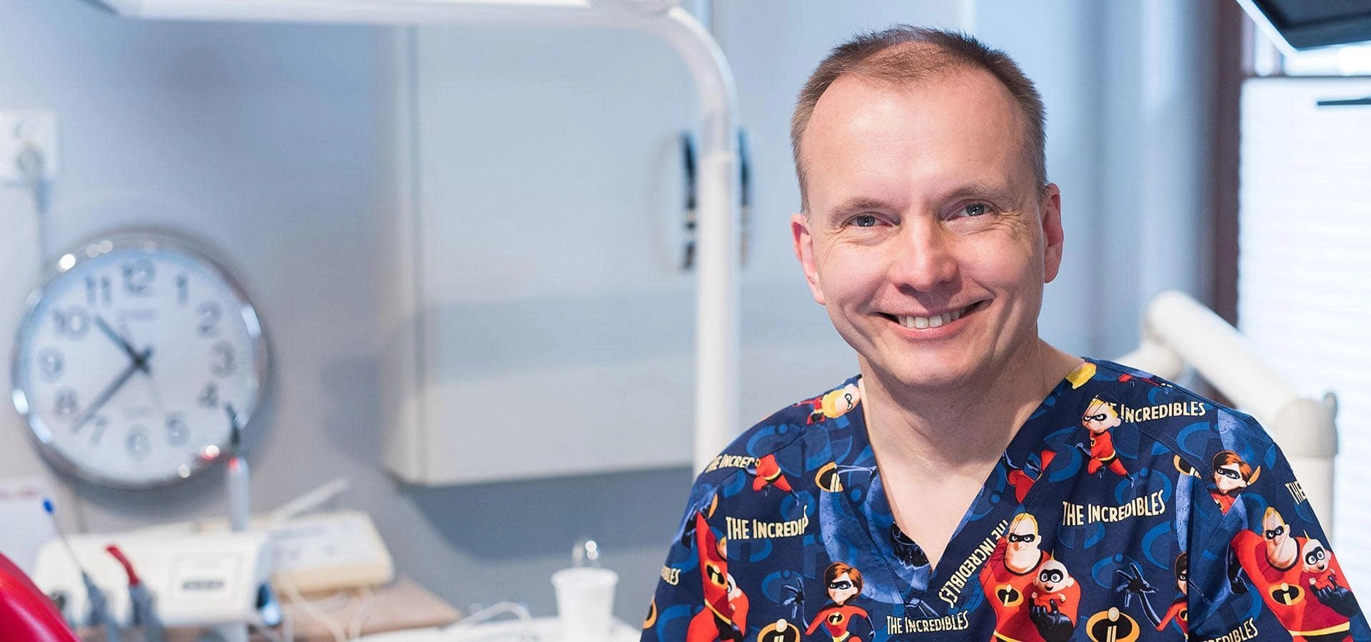 uśmiechnięty dentysta